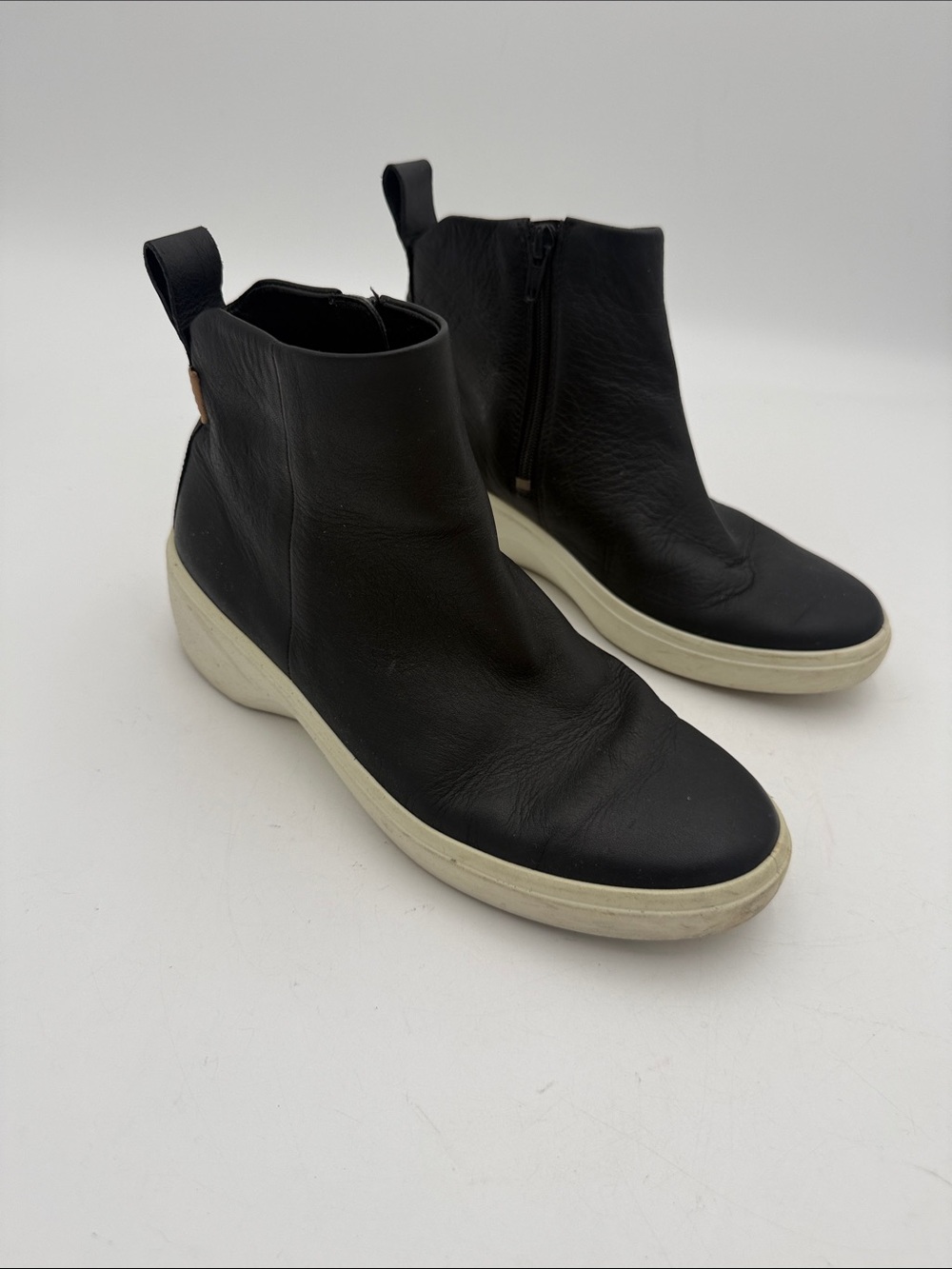 Ecco women  Black Leather Chukka Boots Cream Sole 6 casual comfort fall winter